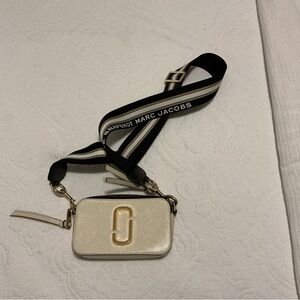 Marc Jacobs SNAPSHOT Cream and Gold Crossbody Bag like new